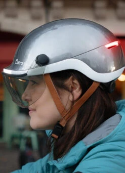 Casque Lumineux Clignotants Avec Visière - Overade -Jesuis à Vélo Soldes casque lumineux clignotants avec visiere overade 3