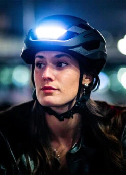 Casque Vélo Lumineux Avec Clignotants Et MIPS - Lumos 14 Casque Vélo Lumineux Avec Clignotants Et MIPS - Lumos -Jesuis à Vélo Soldes casque velo lumineux avec clignotants et mips lumos 2