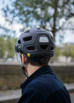 Casque Vélo Visière Avec LED Et MIPS - Cairn -Jesuis à Vélo Soldes casque velo visiere avec led et mips cairn 8