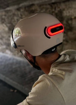 Casque Vélo Visière Et Clignotants - Cosmo -Jesuis à Vélo Soldes casque velo visiere et clignotants cosmo 3