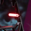 Éclairage Arrière Puissant 52 Lumen - Urbanproof 1 Éclairage Arrière Puissant 52 Lumen - Urbanproof -Jesuis à Vélo Soldes eclairage arriere puissant 52 lumen urbanproof