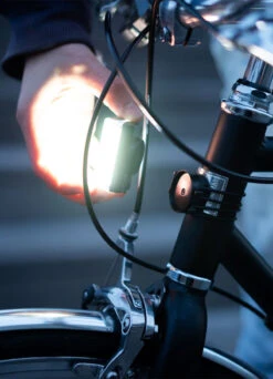 Éclairage Avant Aimanté 160Lum - Shapeheart 10 Éclairage Avant Aimanté 160Lum - Shapeheart -Jesuis à Vélo Soldes eclairage avant aimante 160lum shapeheart 2