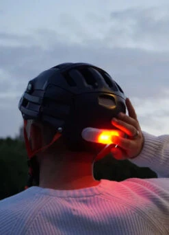 Eclairage Clignotant Universel Tout Casque - Overade -Jesuis à Vélo Soldes eclairage clignotant universel tout casque overade 5