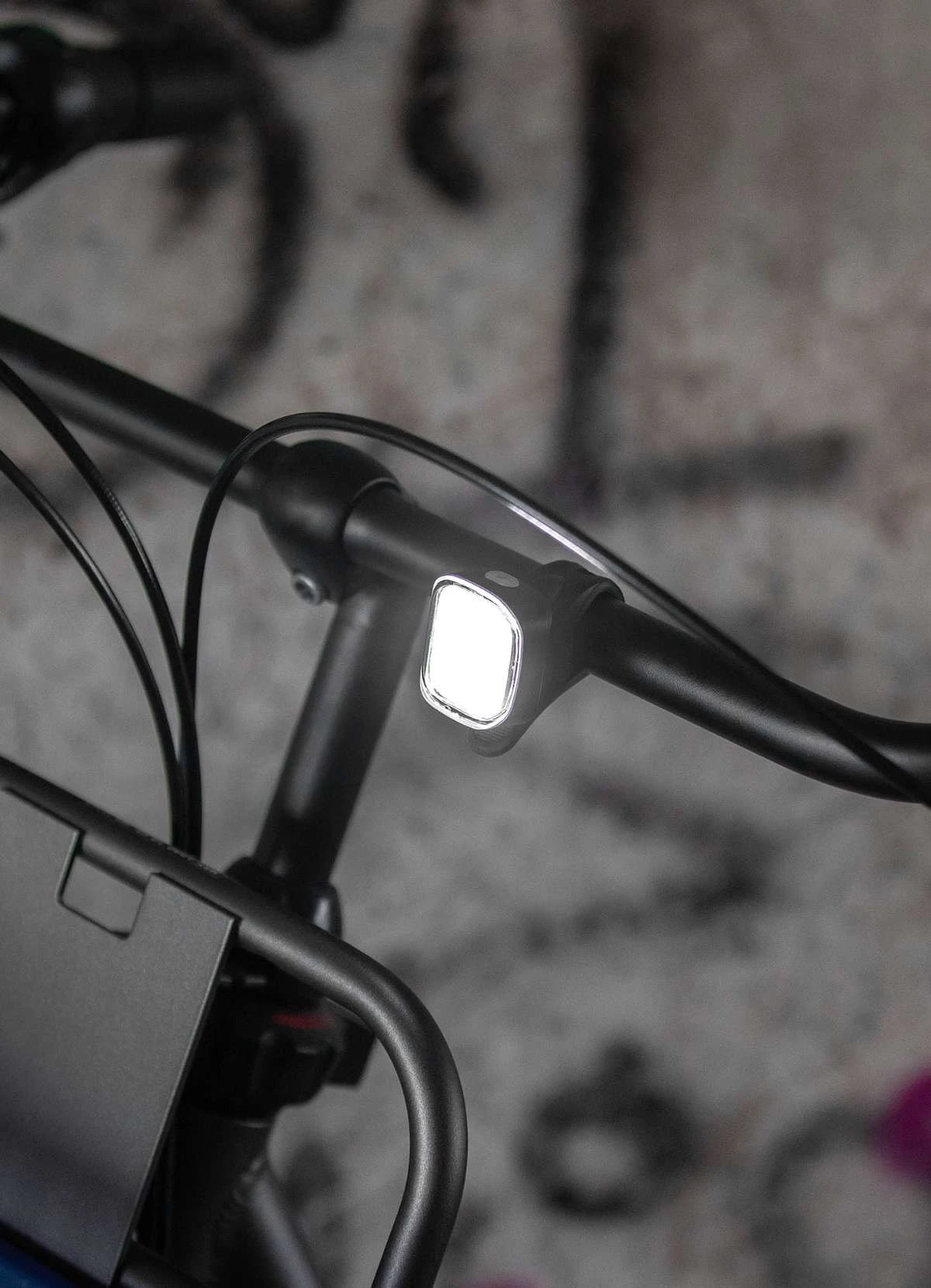 Éclairage Vélo Avant 70 Lumen - Urbanproof 6 Éclairage Vélo Avant 70 Lumen - Urbanproof – Image 4
