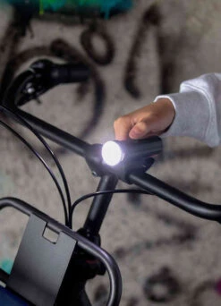 Éclairage Vélo Avant Puissant 320 Lumen - Urbanproof