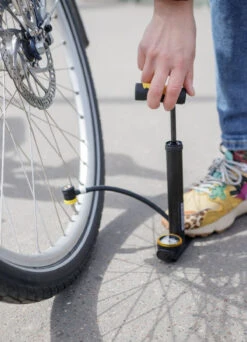 Mini-pompe à Pied En Aluminium - Michelin 13 Mini-pompe à Pied En Aluminium - Michelin -Jesuis à Vélo Soldes mini pompe a pied en aluminium michelin 2